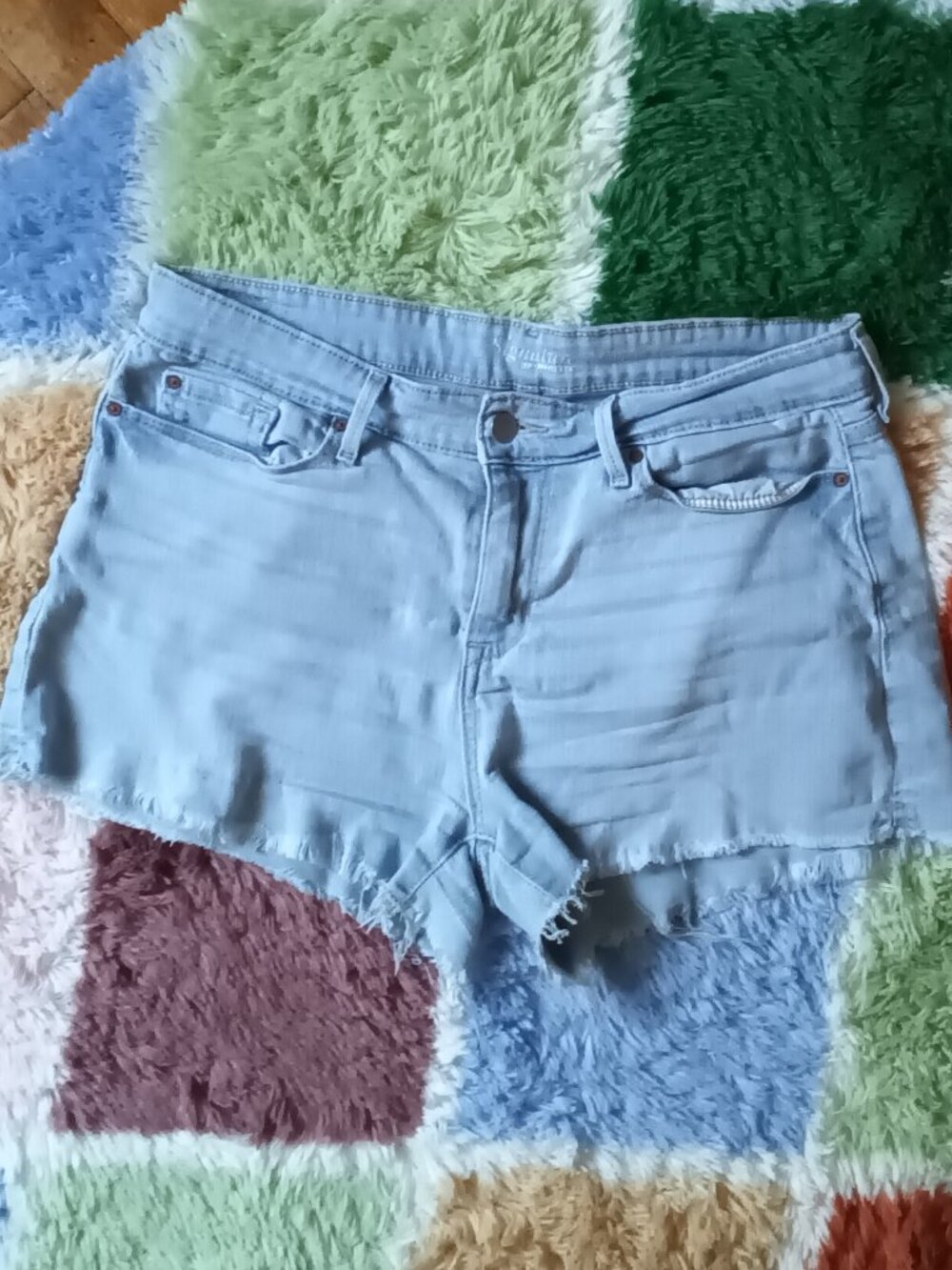 Signature Levis Strauss Light wash cut off Jean shorts